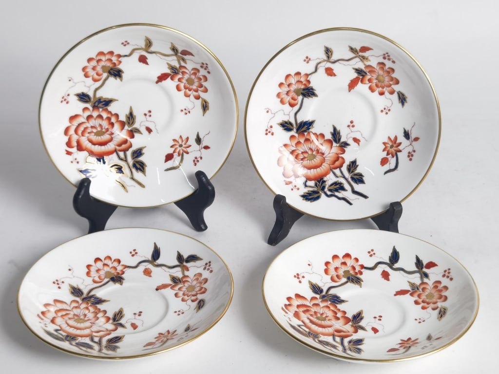 (4) Vintage Crown Staffordshire Imari Coral Plates: (4) Vintage Crown Staffordshire Imari Coral Plates, 5.75in