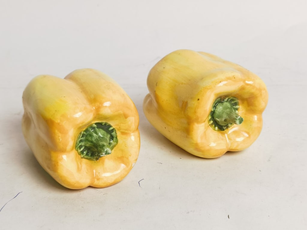 (2) Vintage Italian Pottery Yellow Bell Peppers: (2) Vintage Italian Pottery Yellow Bell Peppers, 4.75in