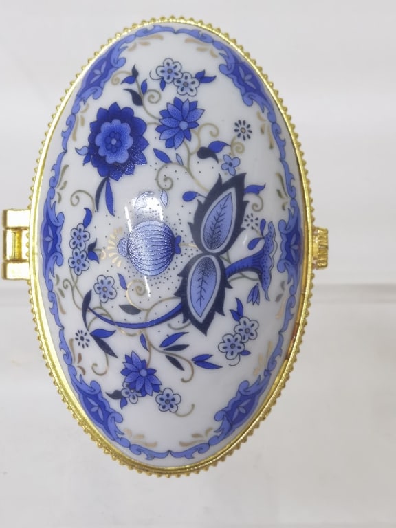 Vintage Porcelain Floral Oval Trinket Box: Vintage Porcelain Floral Oval Trinket Box, 3in