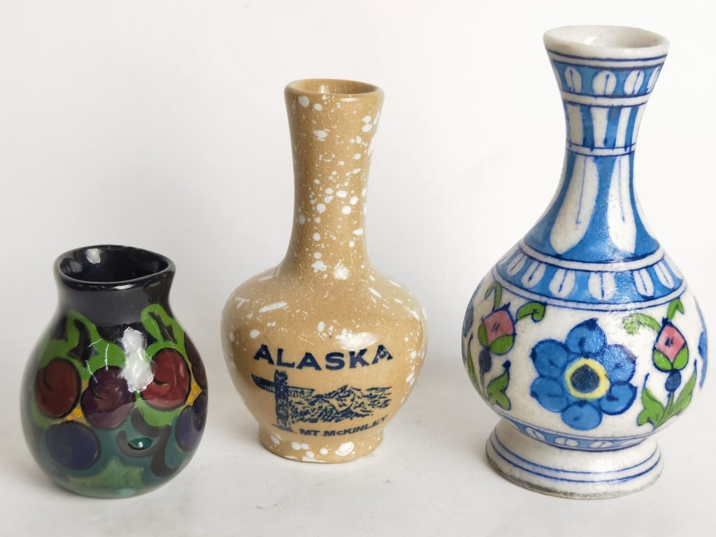 (3) Vintage Porcelain Vases: (3) Vintage Porcelain Vases, 6in