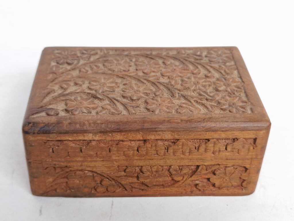 Vintage Wood Carved Floral Jewelry Box: Vintage Wood Carved Floral Jewelry Box, 2.5in by 6in