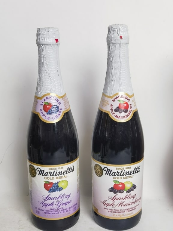 (2) Martinelli's Sparkling Apple-Grape/Marionberry: (2) Martinelli's Sparkling Apple-Grape/Marionberry, 12.25in