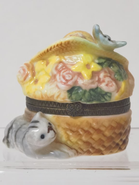 Vintage Porcelain Cat and Flower Basket Trinket Bo: Vintage Porcelain Cat and Flower Basket Trinket Box, 2.5in
