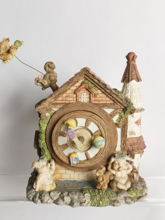 Vintage Cottage Pig Music Box: Vintage Cottage Pig Music Box, 7in