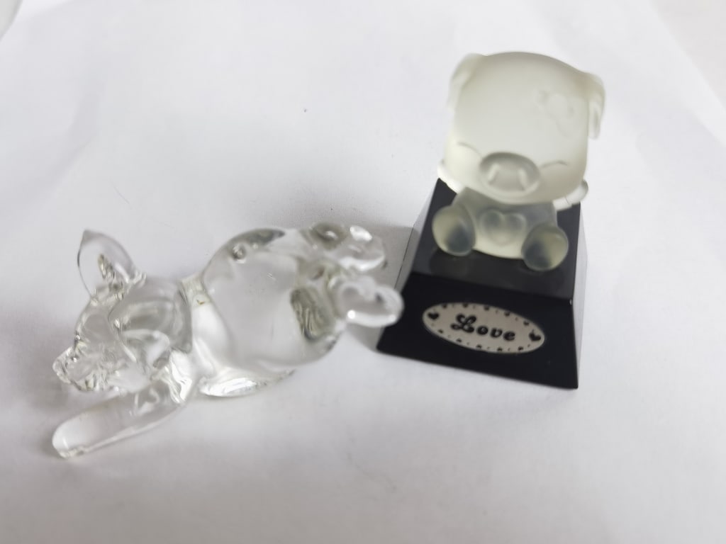 (2) Vintage Art Glass Pigs: (2) Vintage Art Glass Pigs, 2.5in by 2.75in