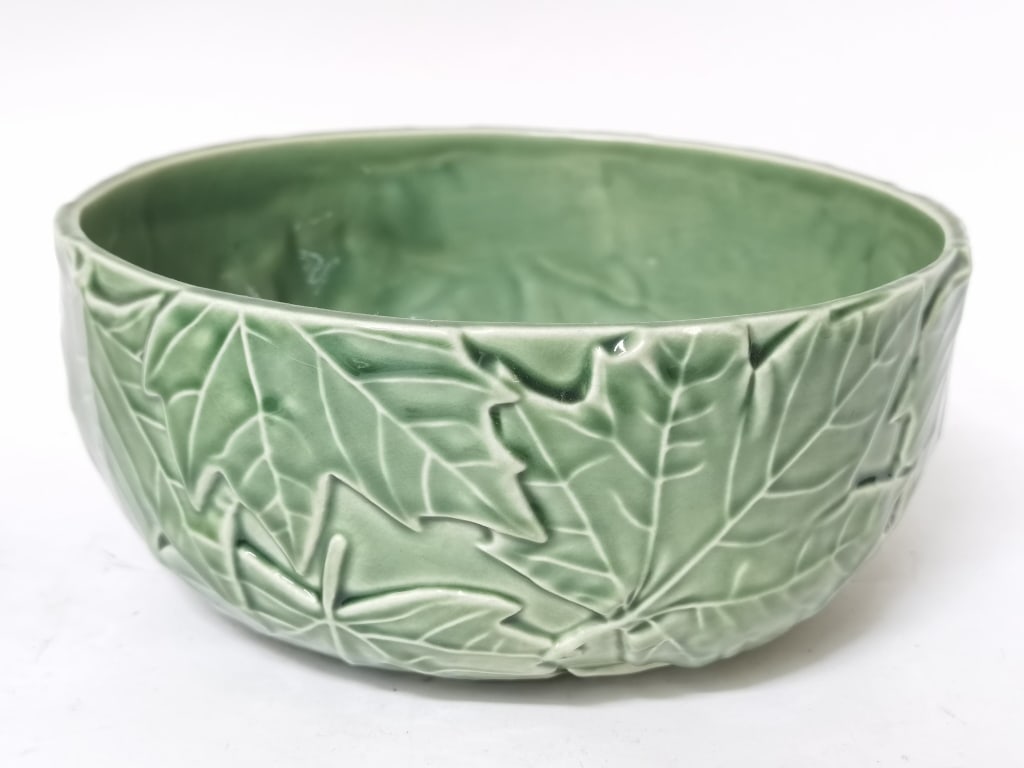 Vintage Bordallo Pinheiro Porcelain Leaf Bowl: Vintage Bordallo Pinheiro Porcelain Leaf Bowl, 3.5in by 8.25in