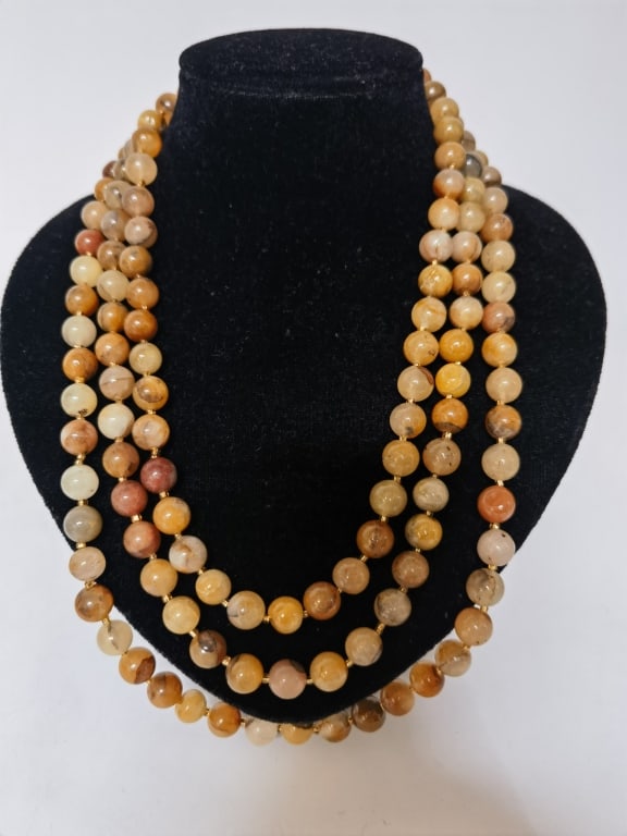 Natural Agate Bead Necklace: Natural Agate Bead Necklace, L: 64in, D: 32in