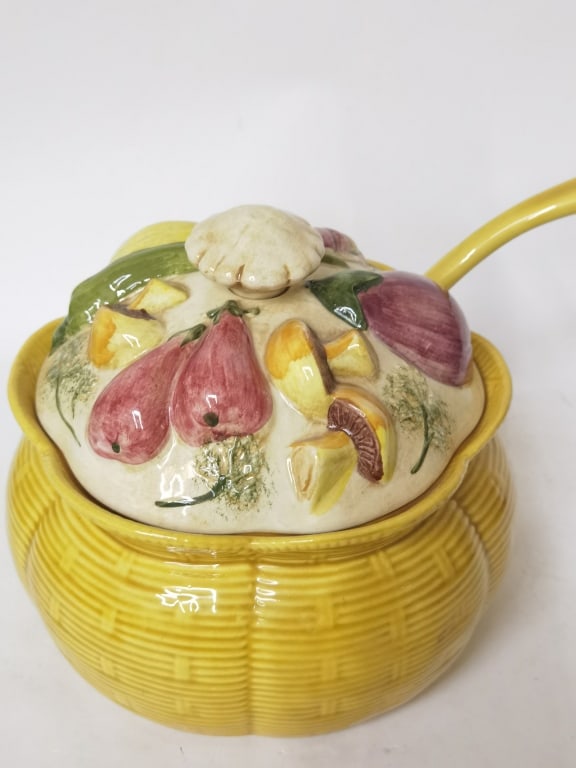 Vintage Majolica Porcelain Soup Tureen with Ladle: Vintage Majolica Porcelain Soup Tureen with Ladle, 7.75in by 9in