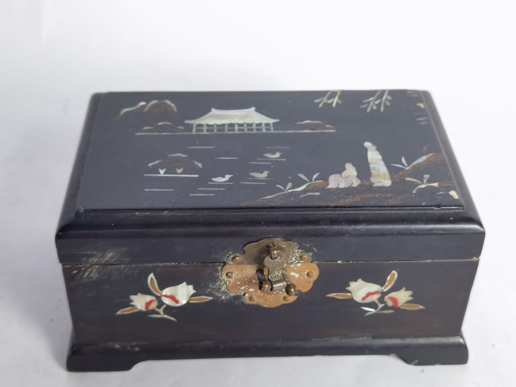 Vintage Chinese Mother-of-Pearl Inlay Lacquer Wood: Vintage Chinese Mother-of-Pearl Inlay Lacquer Wood Jewelry Box, 3.5in by 7in