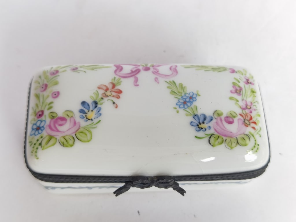 Vintage Limoges France Porcelain Floral Stamp Box: Vintage Limoges France Porcelain Floral Stamp Box, 1.5in by 3.25in