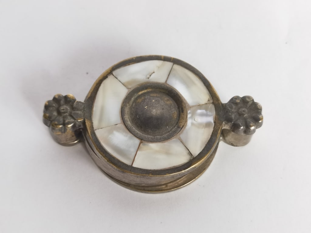 Vintage Mother-of-Pearl Inlay Bronze Magnifier: Vintage Mother-of-Pearl Inlay Bronze Magnifier, 3.25in