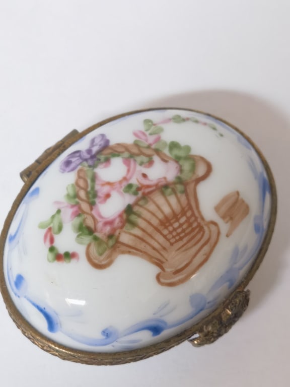 Limoges France Peint Main Porcelain Floral Treasur: Limoges France Peint Main Porcelain Floral Treasure Box, 0.75in by 2in