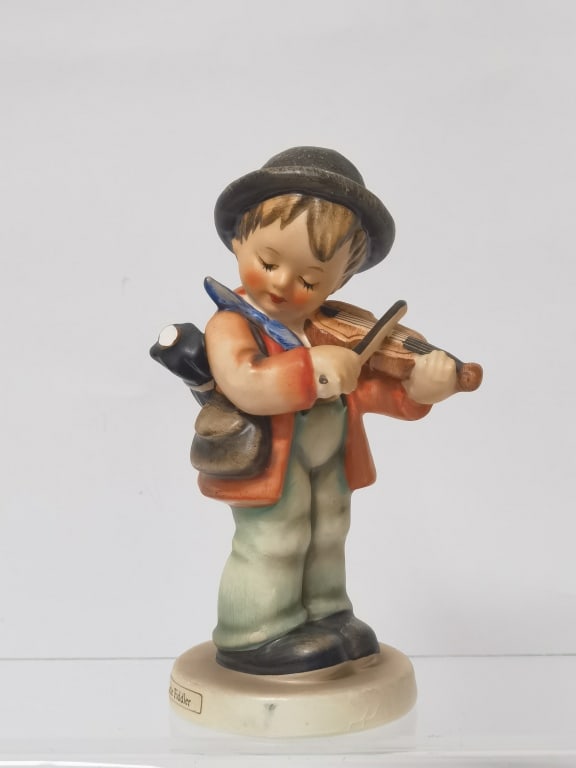 Vintage Goebel Hummel Porcelain Figurine: Vintage Goebel Hummel Porcelain Figurine, 4.75in