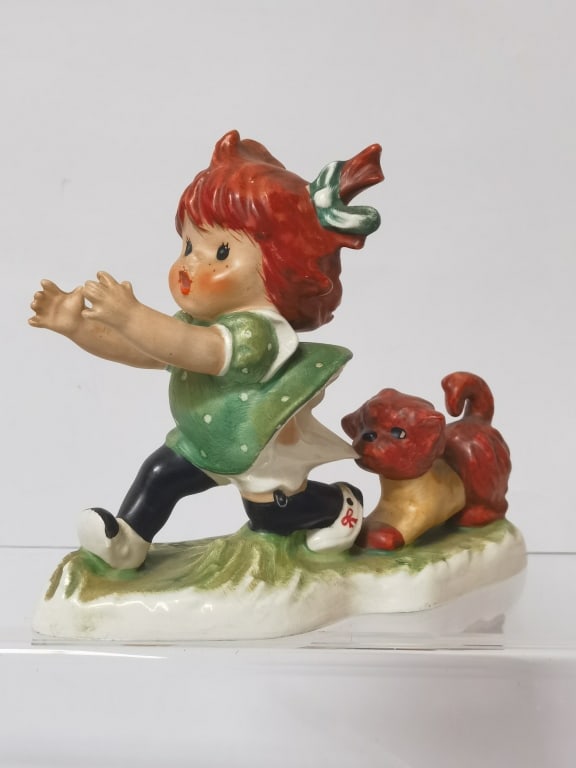 Vintage Goebel Hummel Porcelain Figurine: Vintage Goebel Hummel Porcelain Figurine, 4.5in