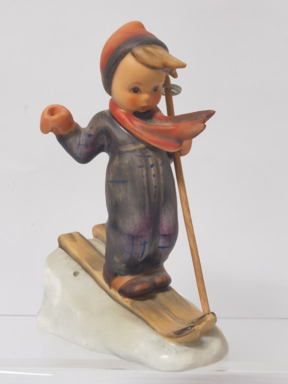 Vintage Goebel Hummel Porcelain Figurine: Vintage Goebel Hummel Porcelain Figurine, 5.5in