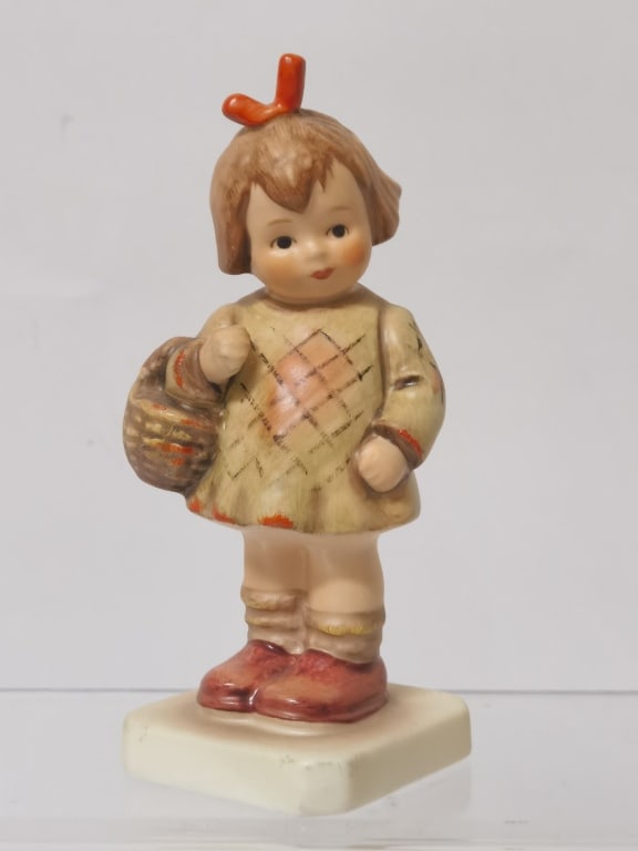 Vintage Goebel Hummel Porcelain Figurine: Vintage Goebel Hummel Porcelain Figurine, 4in