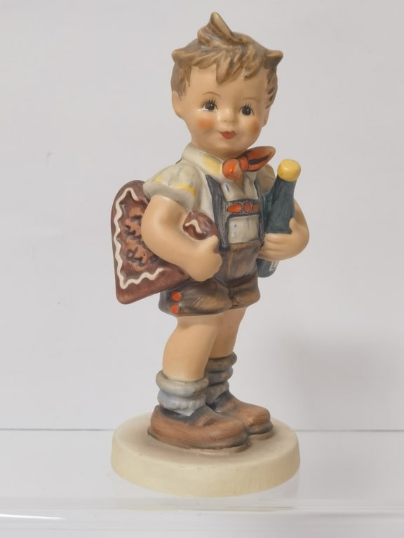 Vintage Goebel Hummel Porcelain Figurine: Vintage Goebel Hummel Porcelain Figurine, 5.75in