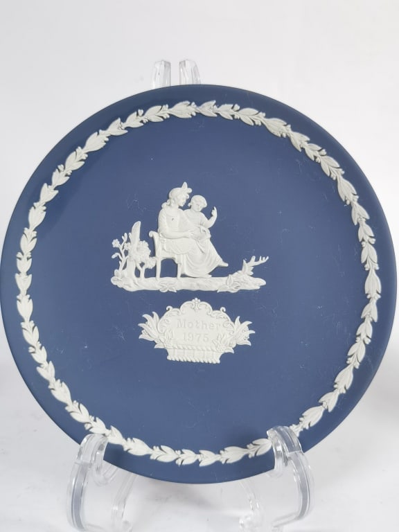 Vintage Wedgwood Jasperware Dark Blue Plate: Vintage Wedgwood Jasperware Dark Blue Plate, 6.5in