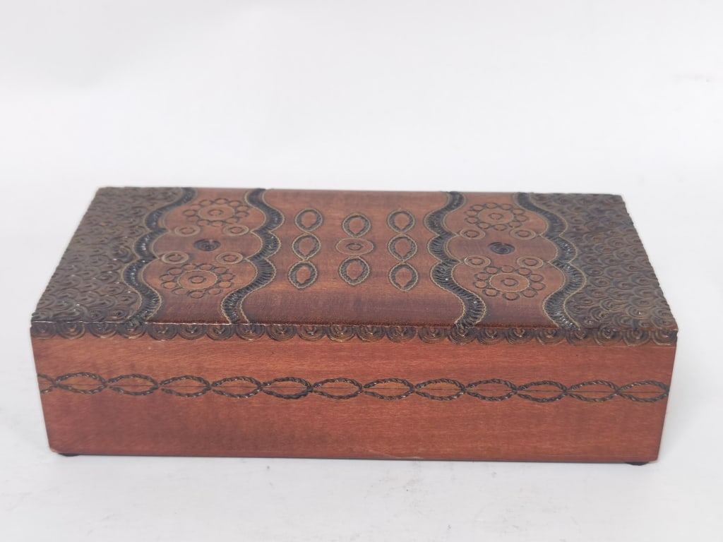 Vitnage Wood Carved Jewelry Box: Vitnage Wood Carved Jewelry Box, 2in by 7.25in