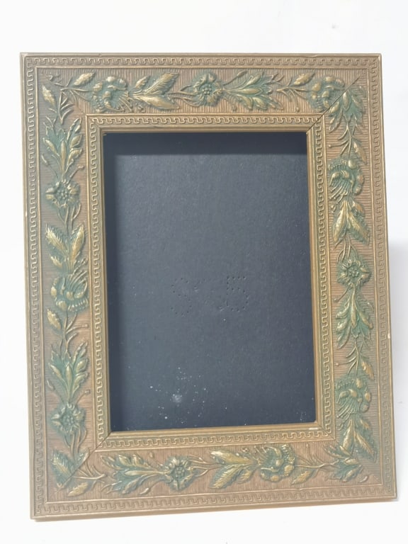 Vintage Gilt Wood Carved Floral Photo Frame: Vintage Gilt Wood Carved Floral Photo Frame, 10.25in by 8in