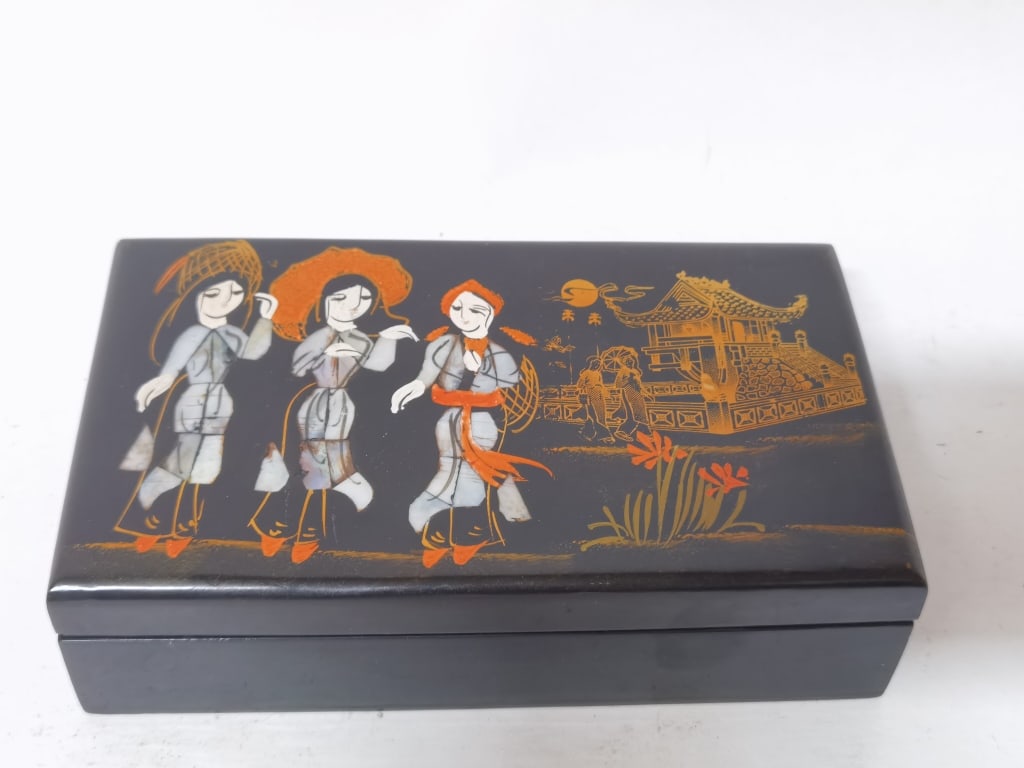 Vintage Asian Painted Lacquer Jewelry Box: Vintage Asian Painted Lacquer Jewelry Box, 2.25in by 7.75in