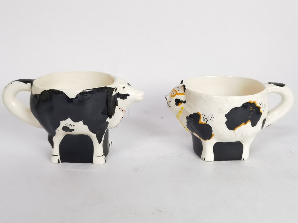 (2) 1985 Vintage Hatton Ceramic Cow Cups: (2) 1985 Vintage Hatton Ceramic Cow Cups, 3 1/8in by 5.5in