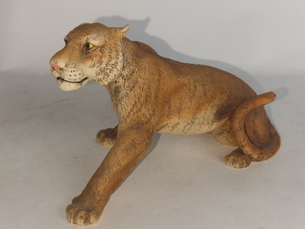 1988 Italian Castagna Resin Bob Cat Figurine: 1988 Italian Castagna Resin Bob Cat Figurine, 4in by 6.25in