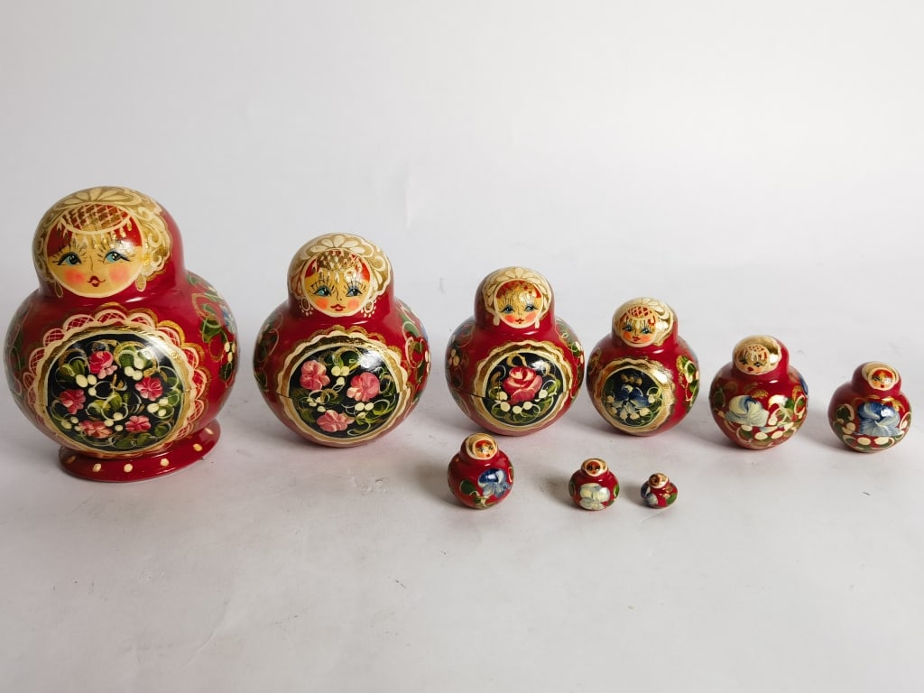 Vintage Russian Hand Painted Nesting Dolls: Vintage Russian Hand Painted Nesting Dolls, 4.25in