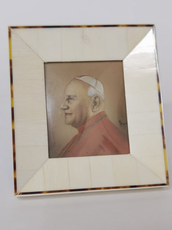 Avorio Photo Frame with the Pope Portrait: Avorio Photo Frame with the Pope Portrait, 3.5in by 4in