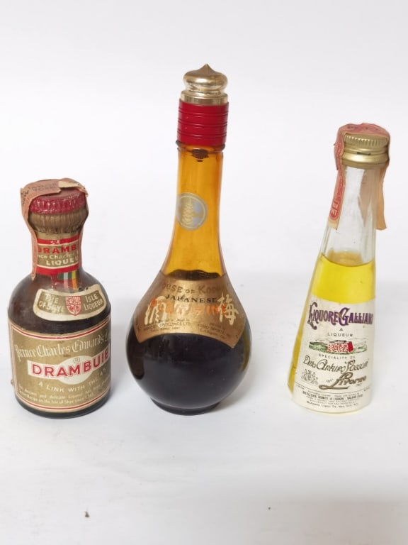 (2) MIni Bottled Liqueur: (2) MIni Bottled Liqueur, 5.5in