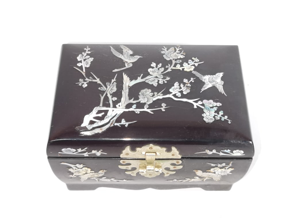 Vintage Chinese Mother-of-Pearl Inlay Jewelry Box: Vintage Chinese Mother-of-Pearl Inlay Jewelry Box, 4.75in by 7in
