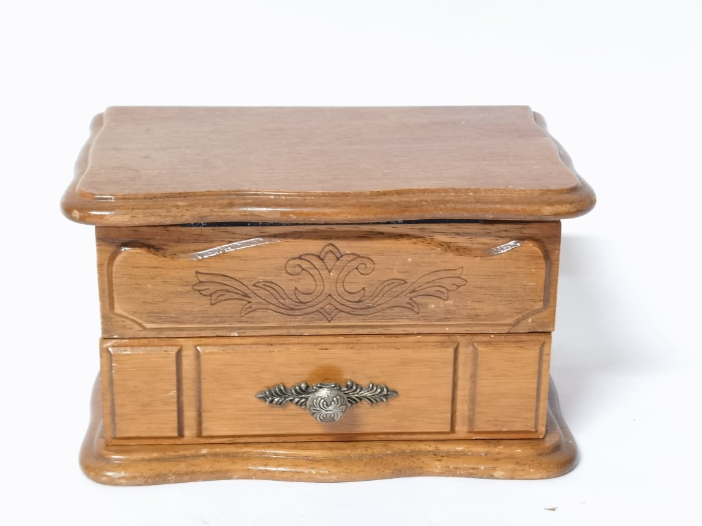 Vintage Wood Jewelry Box: Vintage Wood Jewelry Box, 4.25in by 7.75in
