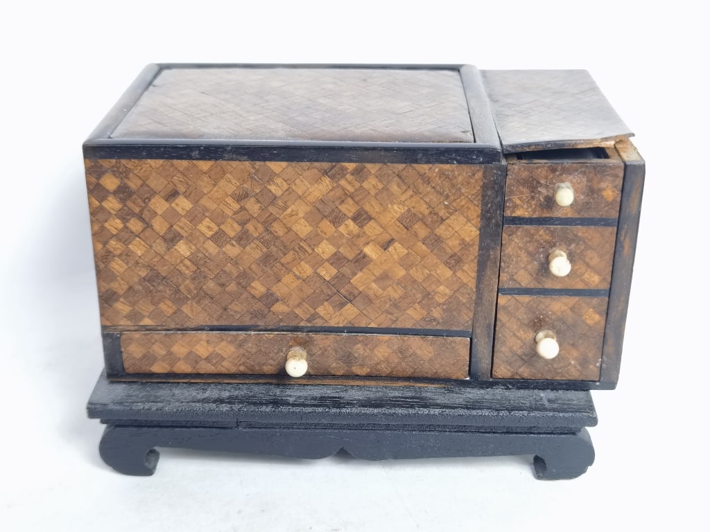 Vintage Japanese Wood Marquetry Jewelry Box: Vintage Japanese Wood Marquetry Jewelry Box, 4in by 6in