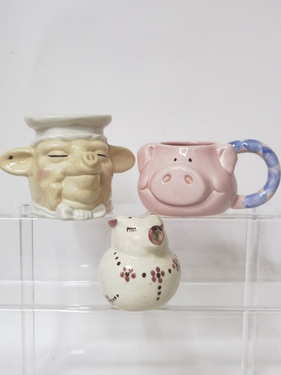 Group of Porcelain Pig Cups/Creamer: Group of Porcelain Pig Cups/Creamer, 3.75in