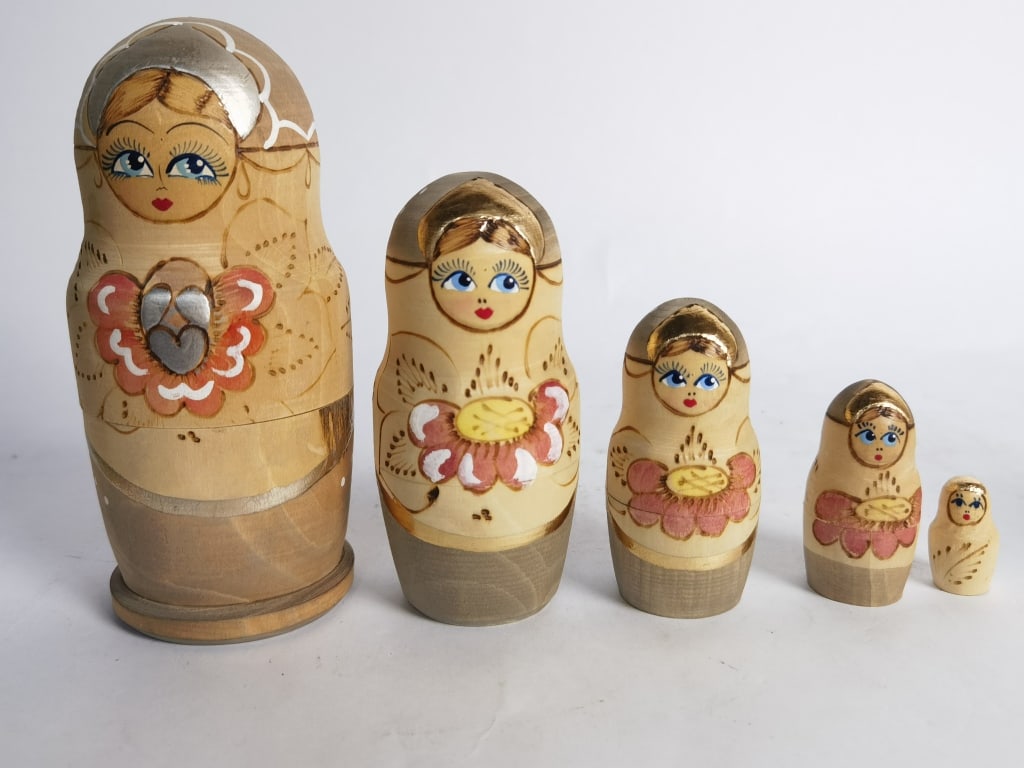 Vintage Russian Hand Painted Nesting Dolls: Vintage Russian Hand Painted Nesting Dolls, 6.5in