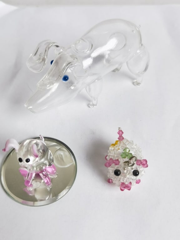 (3) Vintage Art Glass Pigs: (3) Vintage Art Glass Pigs, 2.5in by 4.25in