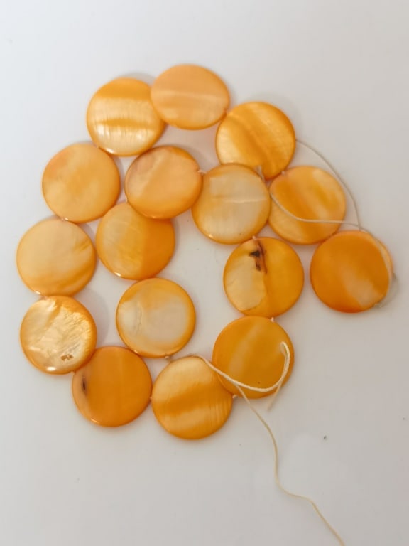 Dyed Mother-of-Pearl Beads: Dyed Mother-of-Pearl Beads, 1in