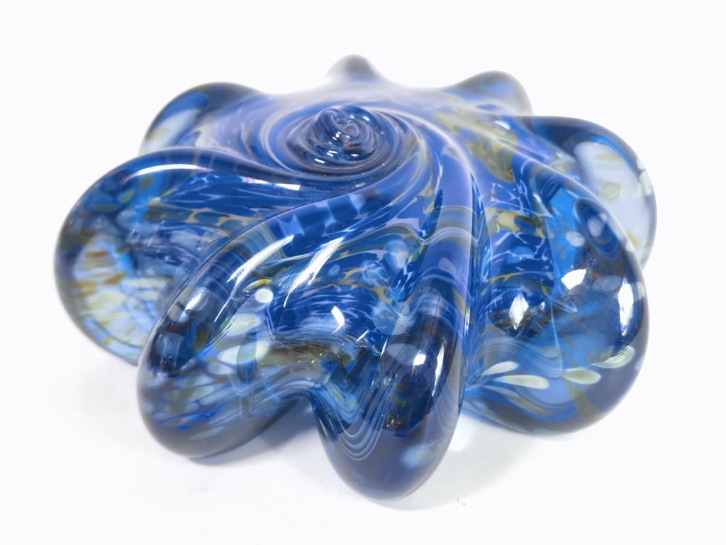 1996 Vintage Thomas Glass Blue Art Glass Shell: 1996 Vintage Thomas Glass Blue Art Glass Shell, 2.5in by 5.25in