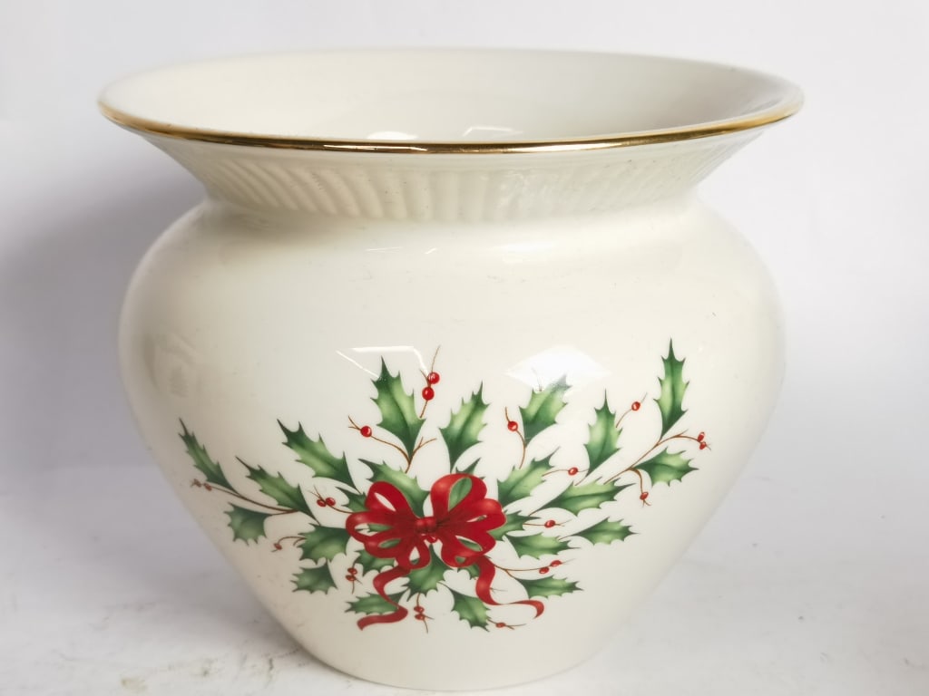 Vintage Lenox Holiday Porcelain Mistletoe Vase: Vintage Lenox Holiday Porcelain Mistletoe Vase, 5.75in by 6.75in