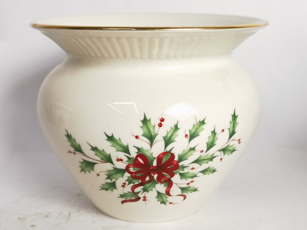 Vintage Lenox Holiday Mistletoe Porcelain Vase: Vintage Lenox Holiday Mistletoe Porcelain Vase, 5.75in by 6.75in
