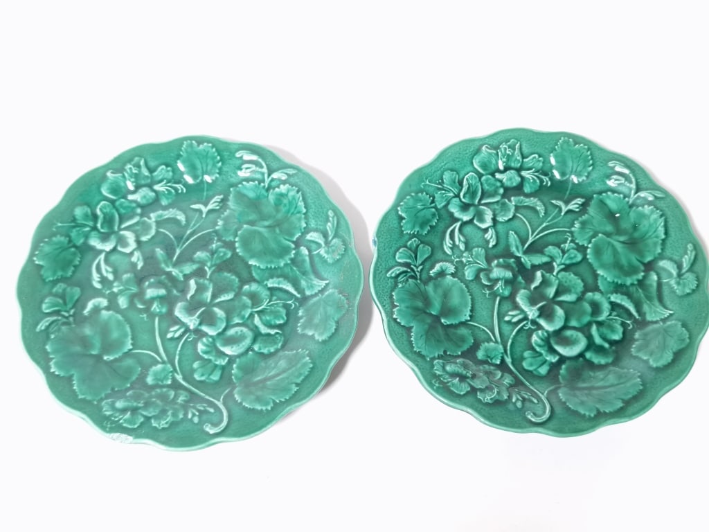 Pr. of Vintage Dick Knox CA Porcelain Majolica Pla: Pr. of Vintage Dick Knox CA Porcelain Majolica Plates, 8.5in