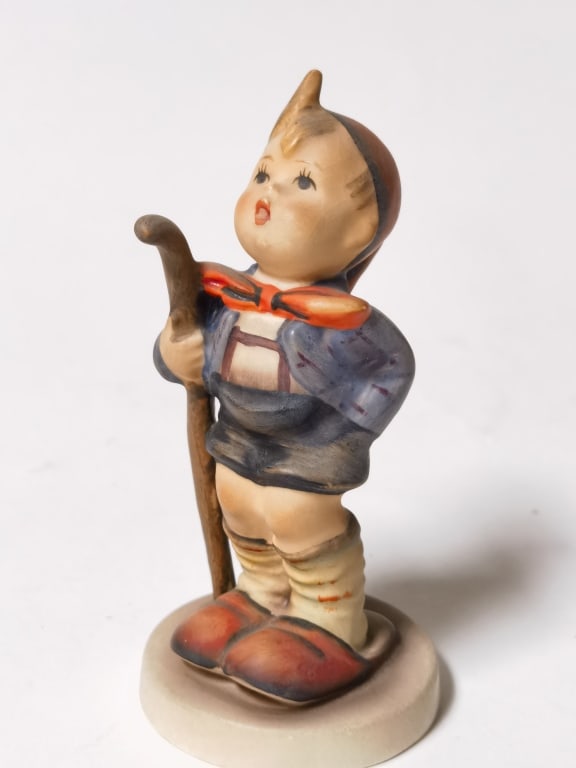 Vintage Goebel Hummel Porcelain Little Hiker Figur: Vintage Goebel Hummel Porcelain Little Hiker Figurine, 4.25in