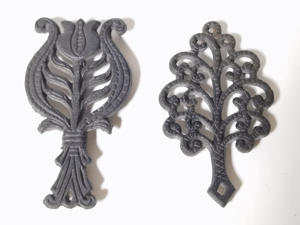 (2) Vintage Small Black Cast Iron Trivets: (2) Vintage Small Black Cast Iron Trivets, 5 3/8in