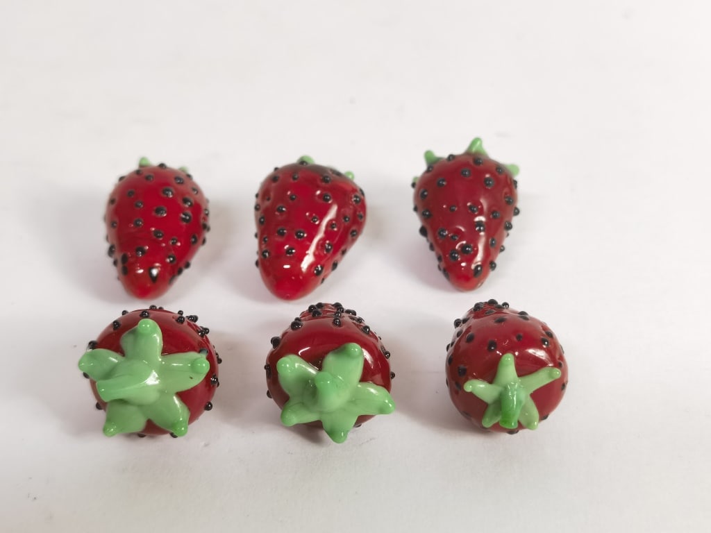 (6) Vintage Art Glass Strawberries: (6) Vintage Art Glass Strawberries, 1 1/8in