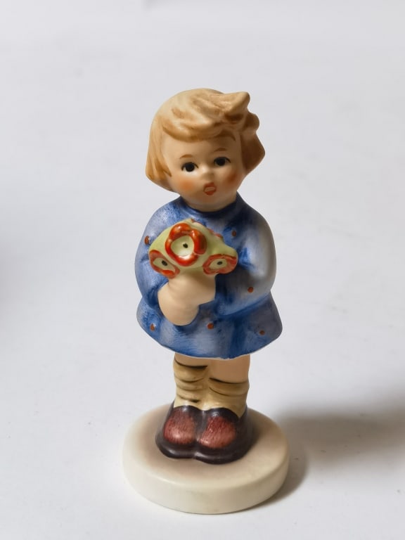 1967 Vintage Goebel Hummel Porcelain "Girl with No: 1967 Vintage Goebel Hummel Porcelain "Girl with Nosegay" Figurine, 3.75in