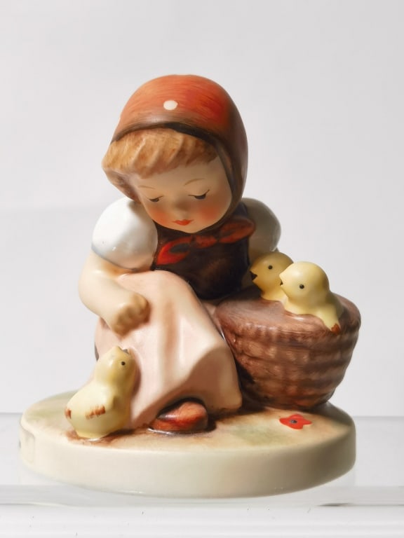 Vintage Goebel Hummel Porcelain "Chick Girl" Figur: Vintage Goebel Hummel Porcelain "Chick Girl" Figurine, 3.5in