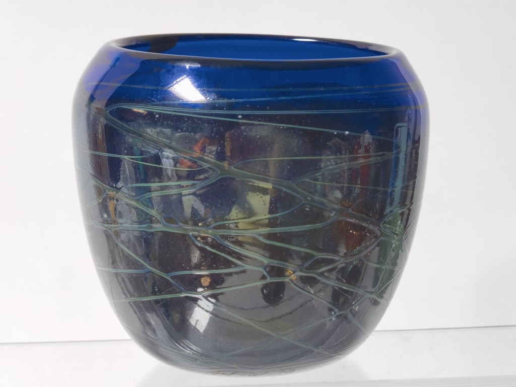 1990 Vintage Signed Iridescent Green Swirl Blue Ar: 1990 Vintage Signed Iridescent Green Swirl Blue Art Glass Vase, 4.5in
