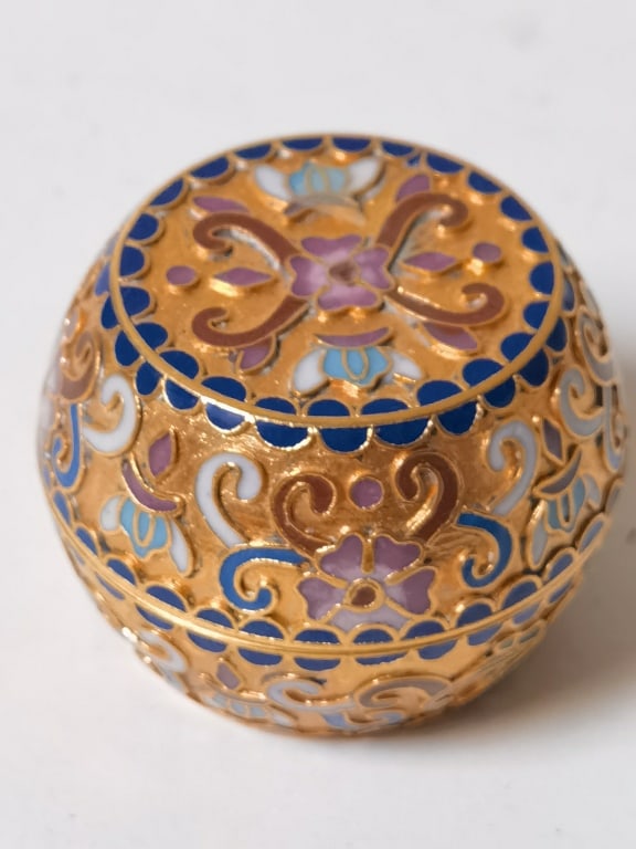 Vintage Chinese Cloisonne Box: Vintage Chinese Cloisonne Box, 1.5in by 2in