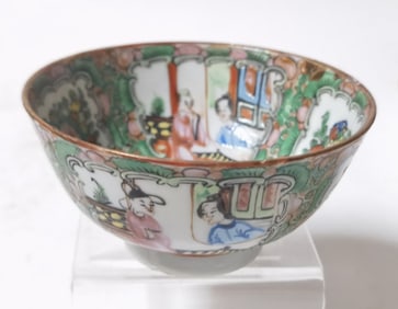 Vintage Chinese Export Porcelain Famille Rose Meda