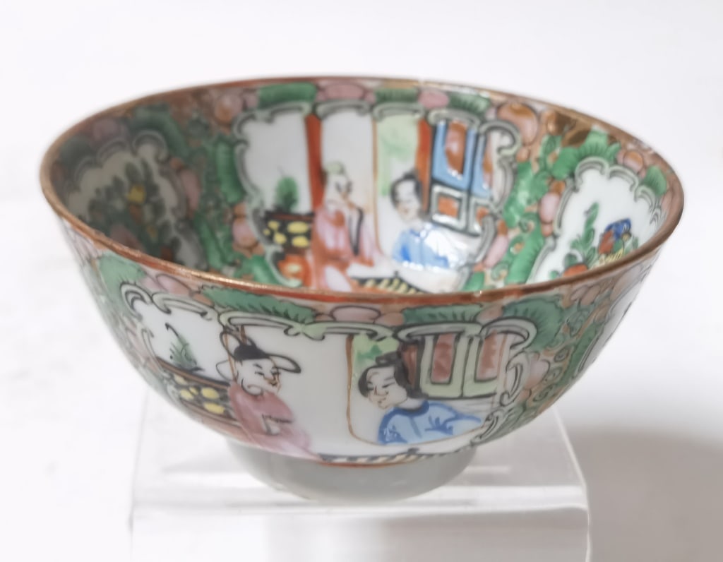 Vintage Chinese Export Porcelain Famille Rose Meda: Vintage Chinese Export Porcelain Famille Rose Medallion Bowl, 2in by 4in